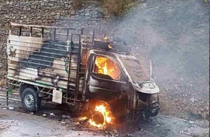 लोडर में लगी आग,सारा सामान जलकर राख