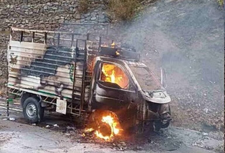 लोडर में लगी आग,सारा सामान जलकर राख