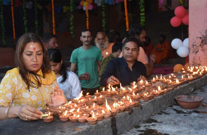 ऑपरेशन सिंदूर की कामयाबी के लिए मंत्री रेखा आर्या ने की गंगा पूजा