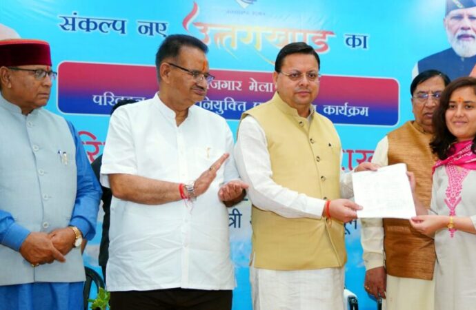 परिवहन आरक्षी की नौकरी मात्र एक सरकारी नौकरी नहीं, बल्कि एक सामाजिक उत्तरदायित्वः धामी