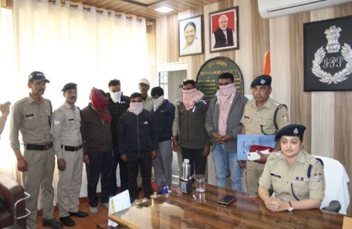 स्नान घाटों पर चोरी करने वाले अंतर्राजीय गिरोह के छह सदस्य गिरफ्तार