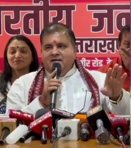 बुजुर्ग के बच्ची से दुष्कर्म मामले में लोगों ने किया कमीश्नर कार्यालय का घेराव