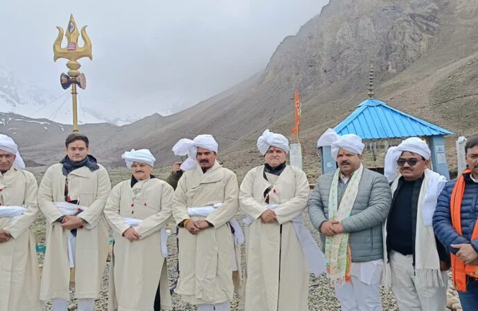 केंद्रीय मंत्री जेपी नड्डा ने किये आदि कैलाश के दर्शन, ओम पर्वत को भी निहारा