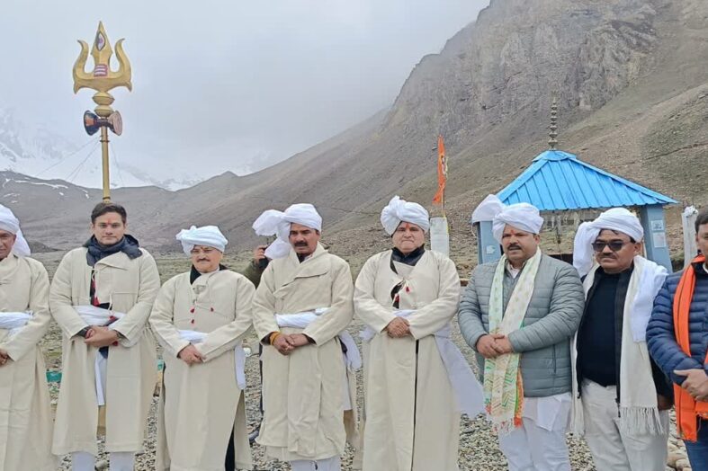 केंद्रीय मंत्री जेपी नड्डा ने किये आदि कैलाश के दर्शन, ओम पर्वत को भी निहारा