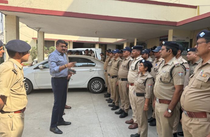 रिश्वत लेते चौकी इंचार्ज के गिरफ्तार होने के बाद चौकी से हटाए गए 11 सिपाही