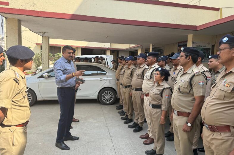 रिश्वत लेते चौकी इंचार्ज के गिरफ्तार होने के बाद चौकी से हटाए गए 11 सिपाही