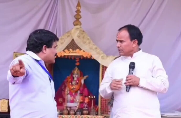 शिक्षक में शिक्षा मंत्री धन सिंह रावत से खुले मंच पर मांगा प्रमोशन, कई सालों से लटका है मामला