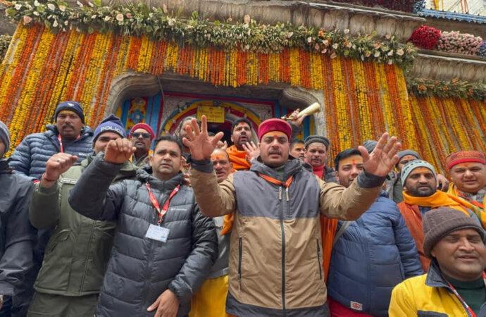 पाकिस्तानी आतंकियों पर कार्रवाई के बाद केदारनाथ में गूंजे सेना के जयकारे