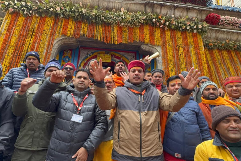 पाकिस्तानी आतंकियों पर कार्रवाई के बाद केदारनाथ में गूंजे सेना के जयकारे