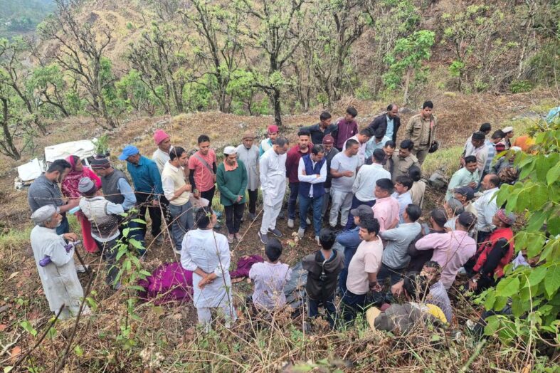 खाई में गिरी बारातियों की बोलेरो, 3 की मौत, 4 घायल