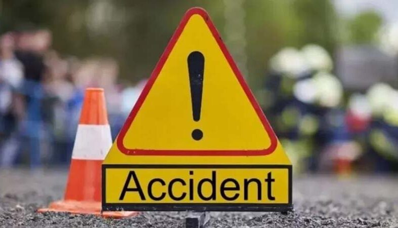 तेज रफ्तार डंपर ने बाइक को मारी टक्कर, मां-बेटे की मौत, पति और दूसरा बेटा घायल