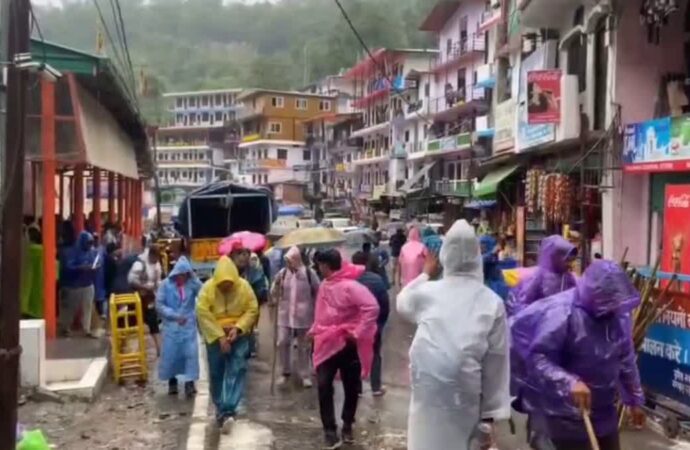 चारधाम यात्रा से रोक हटने के बाद 5 हजार यात्रियों को भेजा गया केदारनाथ