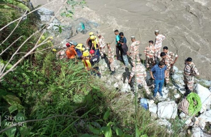 चारधाम यात्रा के दौरान हादसा : टेंपो-ट्रेवलर नदी में गिरा, दो की मौत