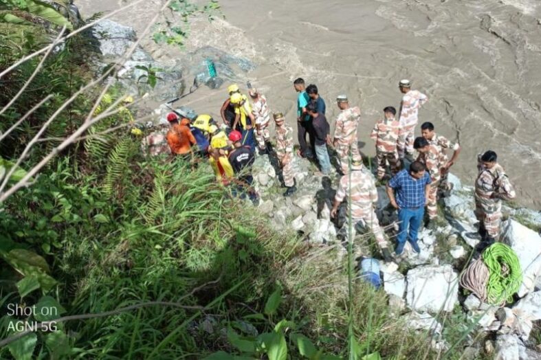 चारधाम यात्रा के दौरान हादसा : टेंपो-ट्रेवलर नदी में गिरा, दो की मौत