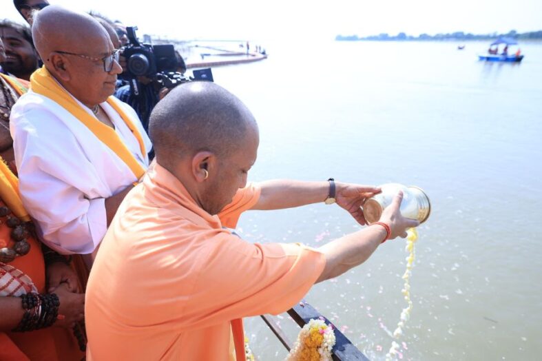 सभी जिलाधिकारी अपने-अपने जिले की एक नदी को करें पुनर्जीवित : सीएम योगी