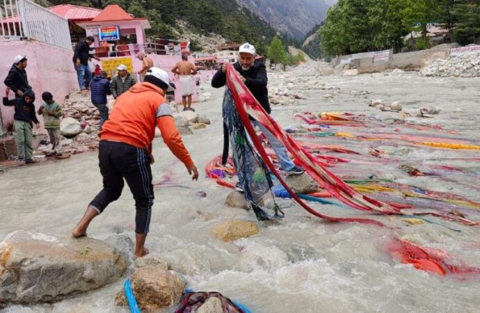 गंगा दशहरा के उपलक्ष्य की पूर्व संध्या में मां गंगा के उद्गम स्थल में चलाया गया स्वच्छता अभियान