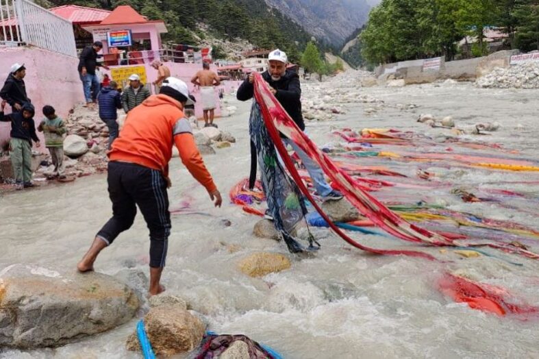गंगा दशहरा के उपलक्ष्य की पूर्व संध्या में मां गंगा के उद्गम स्थल में चलाया गया स्वच्छता अभियान