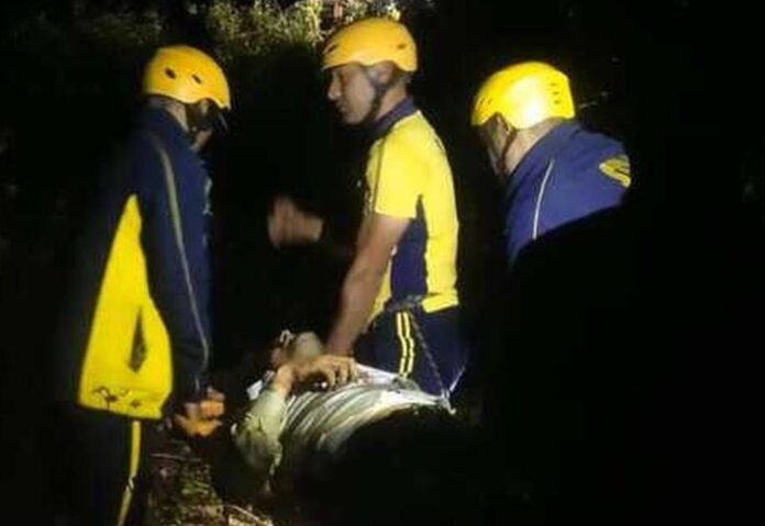 वाहन खाई में गिरा, एक की मौत चार घायल