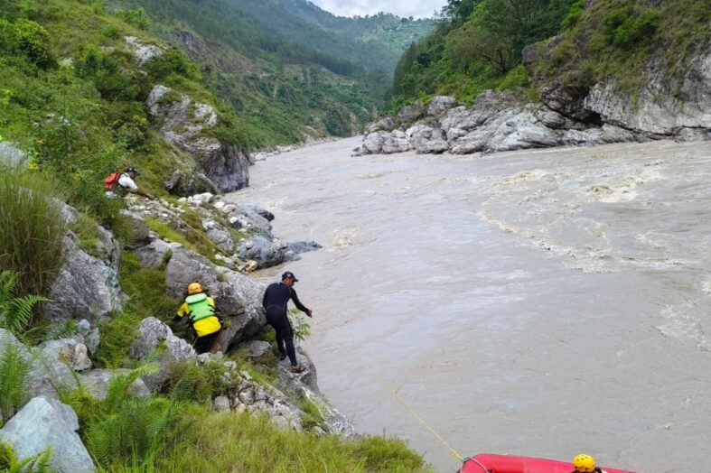 सर्च अभियान में एक शव बरामद, आठ अभी भी लापता