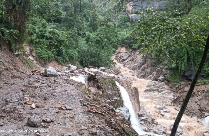 उत्तराखंड में आफत की बारिश, लैंडस्लाइड और बाढ़ ने जन जीवन किया अस्तव्यस्त