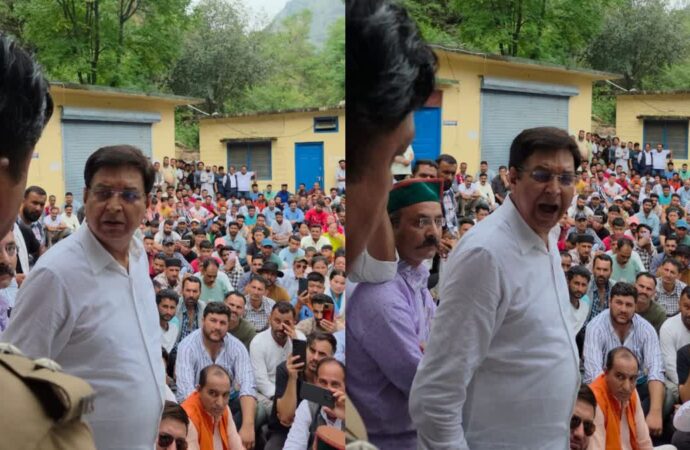 कांग्रेस विधायक प्रीतम सिंह के नेतृत्व में भीड़ ने घेरा त्यूणी थाना