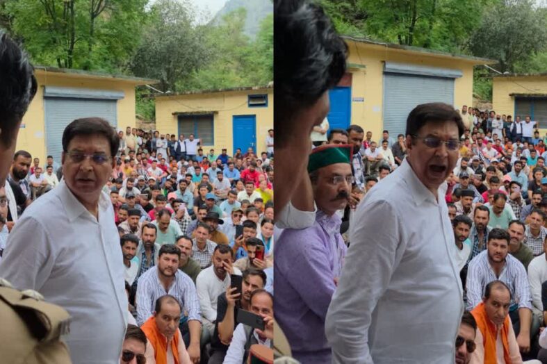 कांग्रेस विधायक प्रीतम सिंह के नेतृत्व में भीड़ ने घेरा त्यूणी थाना