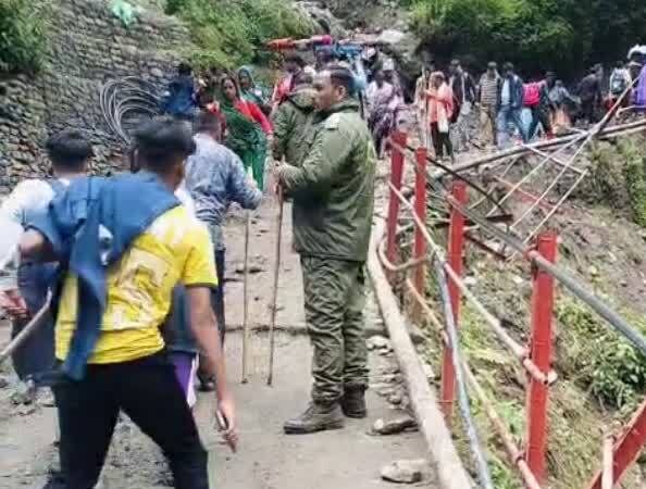 केदारनाथ यात्रा मार्ग पर भूस्खलन, पांच यात्री खाई में गिरे, दो की मौत