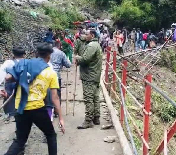 केदारनाथ यात्रा मार्ग पर भूस्खलन, पांच यात्री खाई में गिरे, दो की मौत