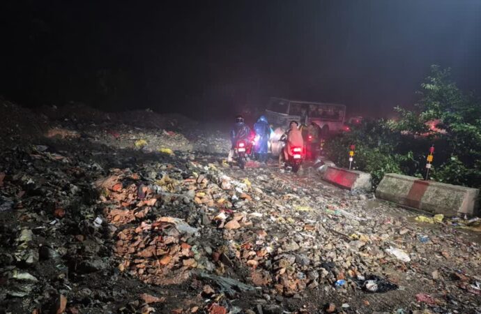 मसूरी में मूसलाधार बारिश से आफत, जेपी बैंड के पास आया भारी मलबा, रोड हुई बंद