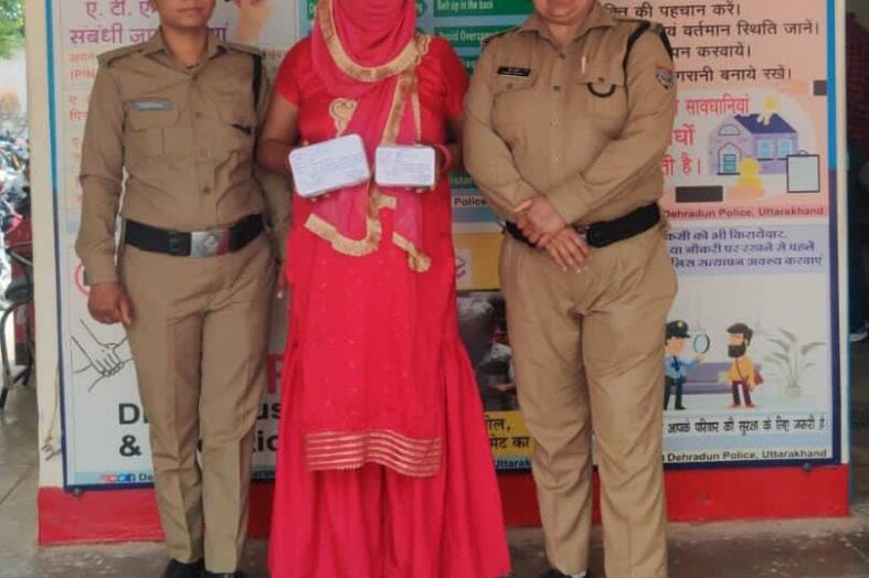 14 लाख  की स्मैक के साथ महिला गैंगस्टर गिरफ्तार