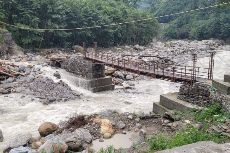 अतिवृष्टि के चलते खतरे के निशान पर बह रही अलकनंदा व मंदाकिनी