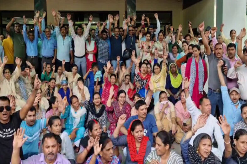 अस्पताल के सात सौ उपनल कर्मचारियों ने किया कार्य बहिष्कार