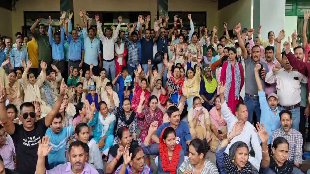 अस्पताल के सात सौ उपनल कर्मचारियों ने किया कार्य बहिष्कार