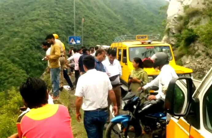 विकासनगर-कालसी मार्ग पर कार खाई में गिरी, 3 युवकों की मौत, एक घायल