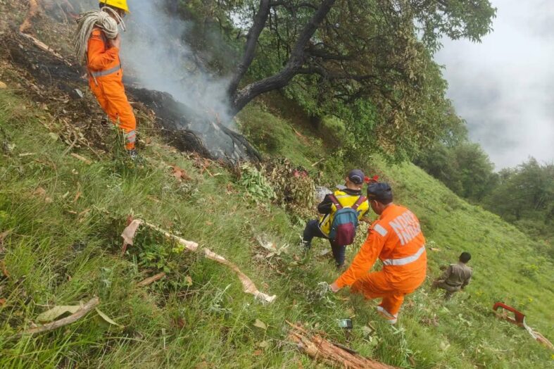 बस और लोडर की भीषण टक्कर तीन की मौत, 14 घायल