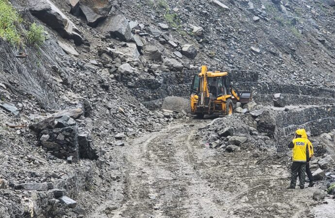 केदारनाथ यात्रा पर चार घंटे का लगा ब्रेक, मुनकटिया की पहाड़ी से बरस रही मौत