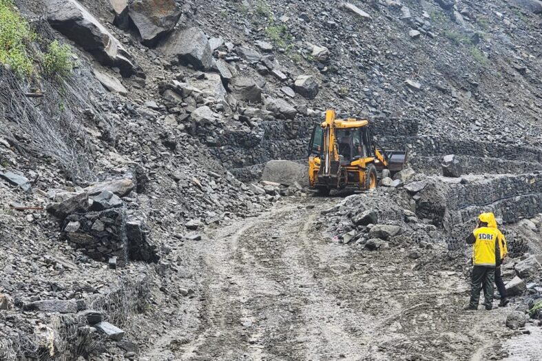 केदारनाथ यात्रा पर चार घंटे का लगा ब्रेक, मुनकटिया की पहाड़ी से बरस रही मौत