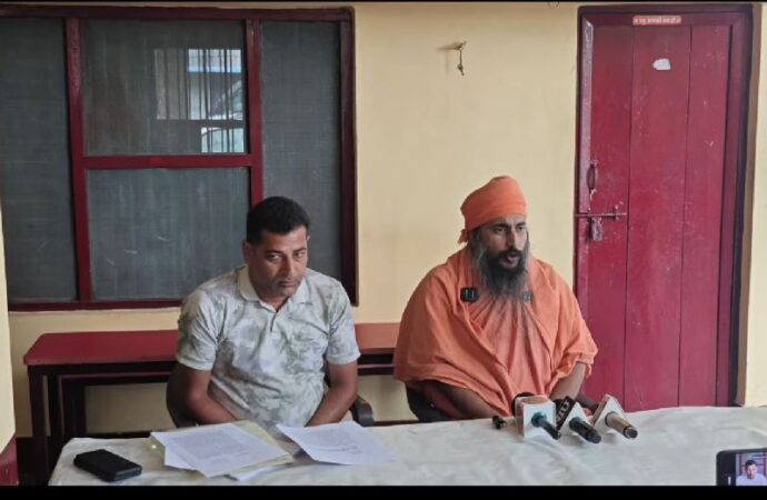 बिना पूर्व सूचना के हटाई सुरक्षा, ऋषि आश्रम के महंत का आरोप