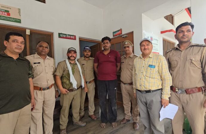 अवैध कटान और वन कर्मियों पर फायर झोंकने का आरोपी दबोचा,पांच अन्य फरार