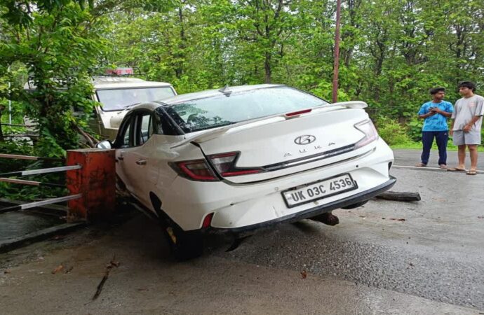 तेज रफ्तार मैक्स ने खड़ी कार पर मारी टक्कर, एक की मौत, पांच घायल