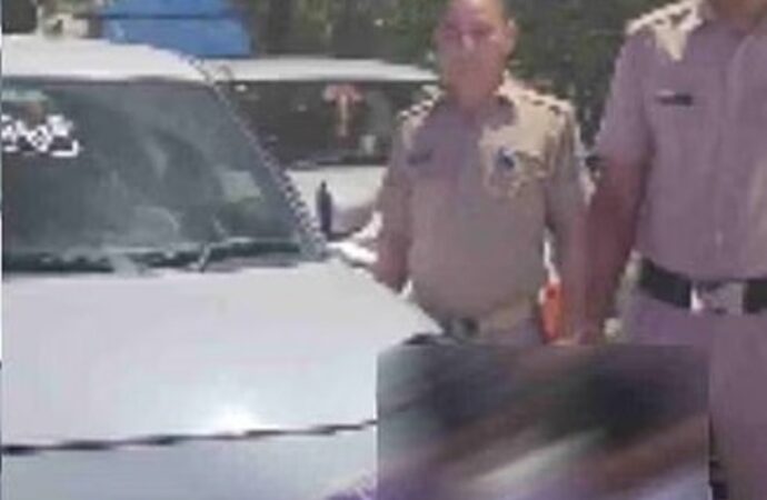 कार से जानलेवा करतब दिखाने वाले पांच युवक चढ़े पुलिस के हत्थे