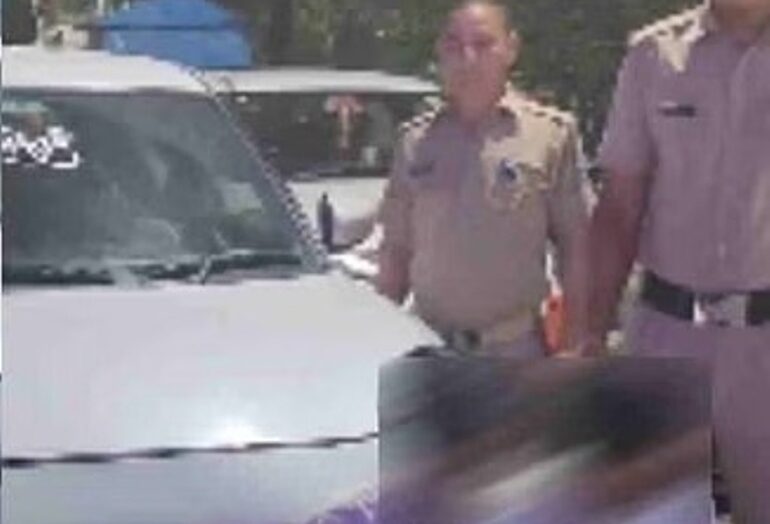 कार से जानलेवा करतब दिखाने वाले पांच युवक चढ़े पुलिस के हत्थे