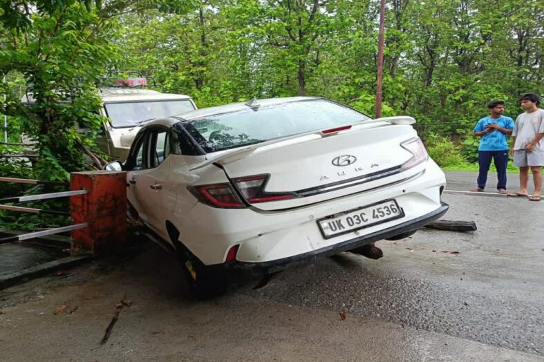 तेज रफ्तार मैक्स ने खड़ी कार पर मारी टक्कर, एक की मौत, पांच घायल