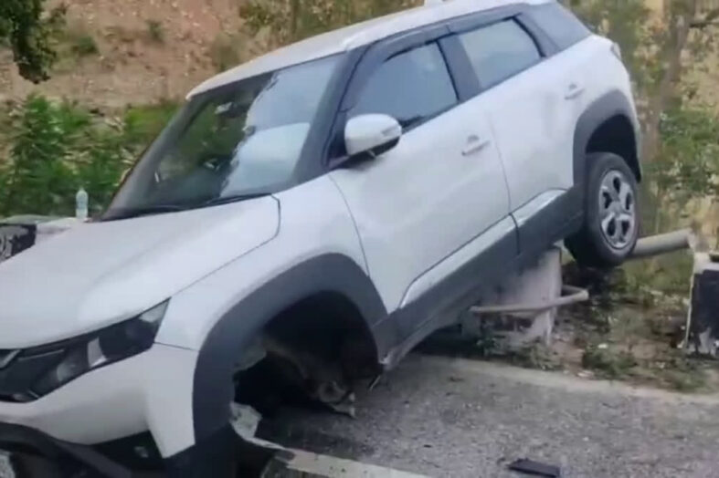  पैराफिट से टकराई तेज रफ्तार कार,बड़ा हादसा टला