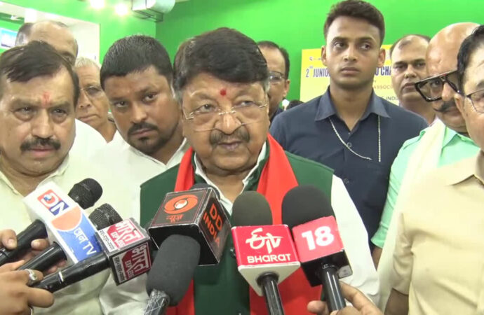 विजयवर्गीय ने धामी सरकार की कामों की तारीफ