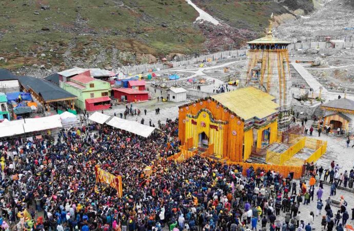 उत्तराखंड में भारी बारिश को लेकर रेड अलर्ट, रोकी गई चारधाम यात्रा