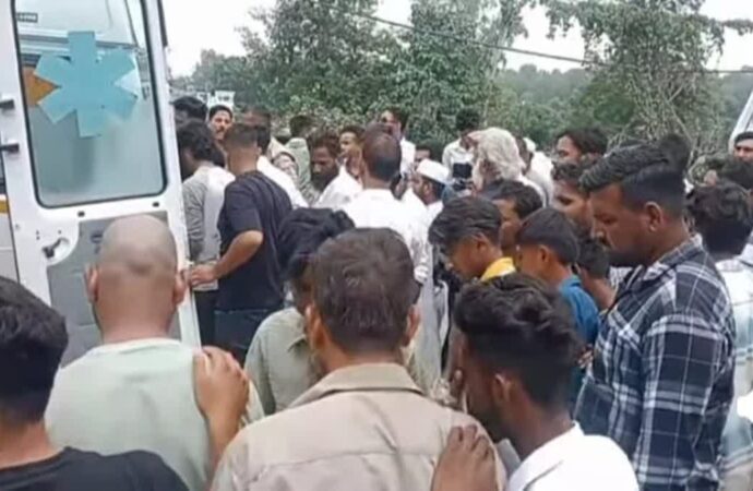 रॉंग साइड से फिसलकर ट्रक के नीचे जा घुसे तीन बाइक सवार, एक की मौत, दो गंभीर