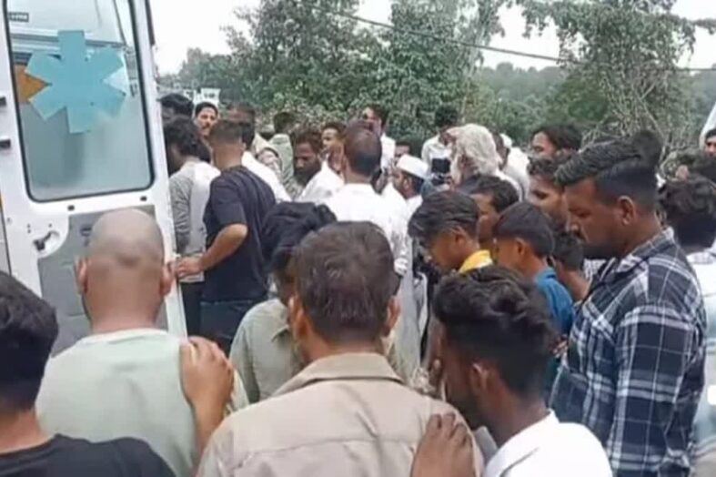 रॉंग साइड से फिसलकर ट्रक के नीचे जा घुसे तीन बाइक सवार, एक की मौत, दो गंभीर