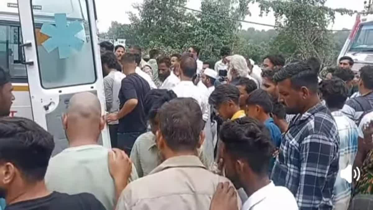 रॉंग साइड से फिसलकर ट्रक के नीचे जा घुसे तीन बाइक सवार, एक की मौत, दो गंभीर