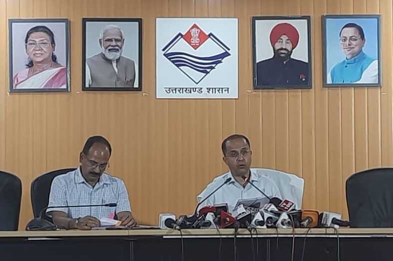 यात्रियों की बस पलटने से कई घायल